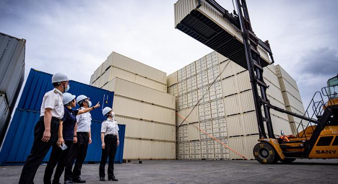 優(yōu)化申報通關(guān)流程 助“中國造”集裝箱走出國門運(yùn)全球（圖）